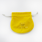 De in reliëf gemaakte Zakken van het Fluweeljuwelen van Logo Fabric Drawstring Gift Bags Kleine