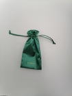 De groene Gift van de Stoffendrawstring van het Borduurwerksatijn doet 7x9cm Grootte in zakken