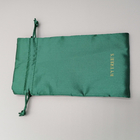 De groene Gift van de Stoffendrawstring van het Borduurwerksatijn doet 7x9cm Grootte in zakken